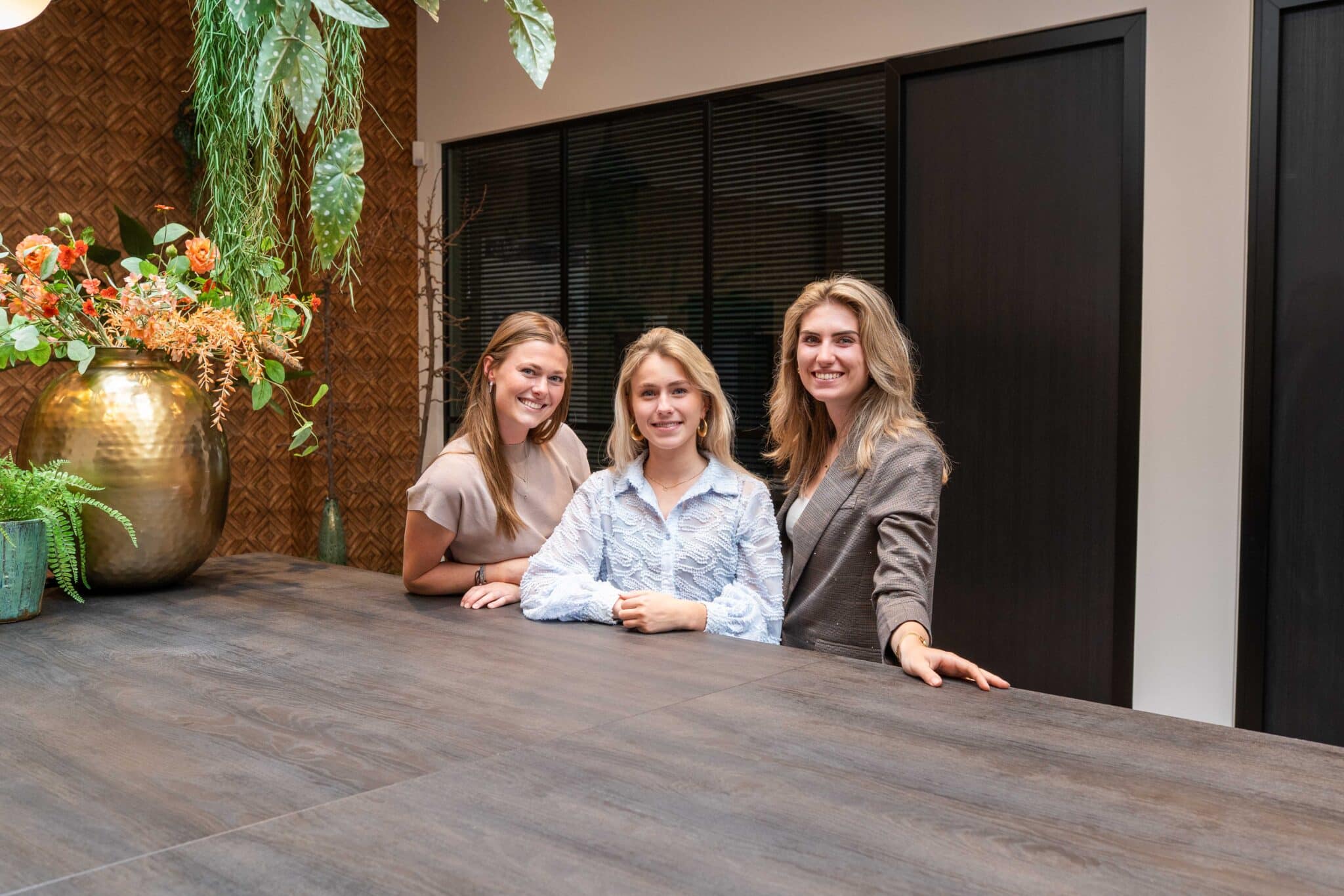 Noa, Isa en Manon samen aan de kantoortafel